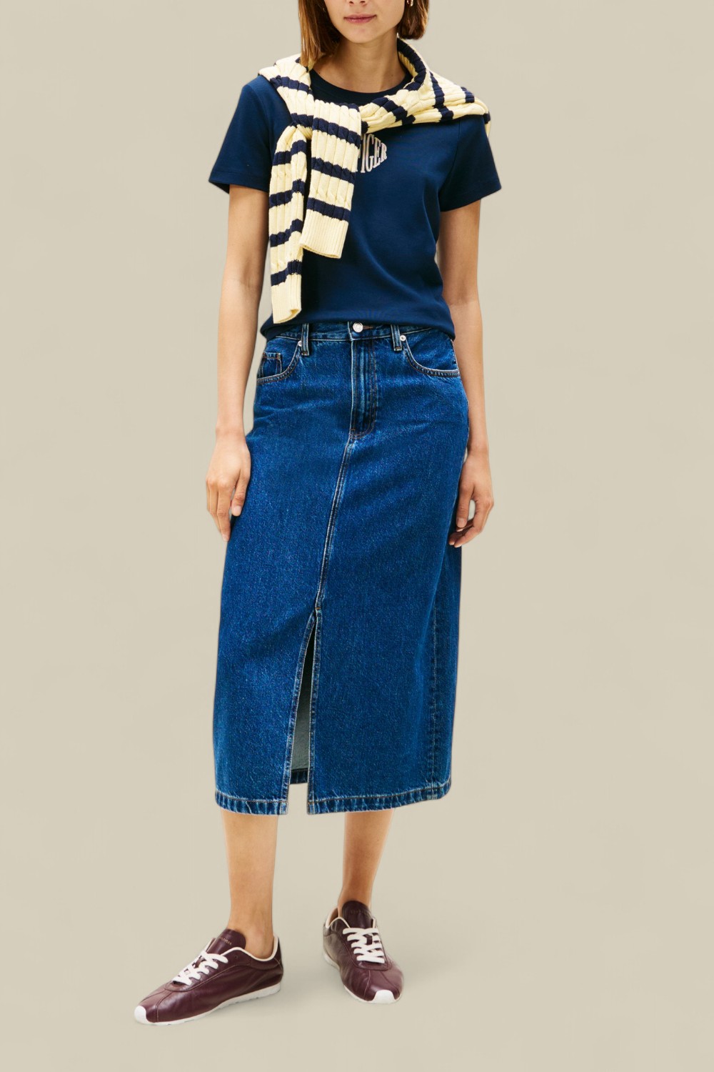 תמונת כל הלוק של חולצת טי